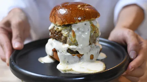 เบอร์เกอร์ซอสเห็ดทรัฟเฟิลราคาเบาๆ ร้าน GODFA THER-19BKK