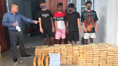 รวบวัยรุ่นสายไหม ค้ากัญชาออนไลน์ สั่งมาตุนเต็มบ้าน 325 กก.