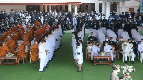 ศิลปิน-แฟนเพลง แห่ร่วมอาลัยพระราชทานเพลิงศพ "ศรเพชร ศรสุพรรณ" วาระสุดท้าย