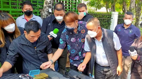 รวบประธานบริษัทขนส่ง ควักแบลงก์กันรัวยิง หยามตำรวจหน้าโรงพัก (คลิป)