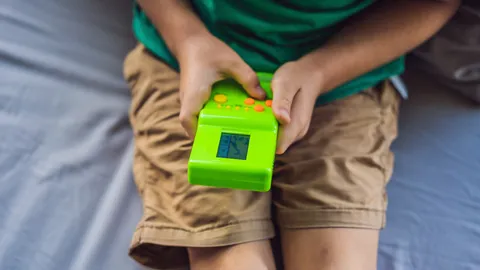 ใครเกิดทันบ้าง? 10 ของเล่นยุค 90 ย้อนรอยความทรงจำในวัยเด็ก