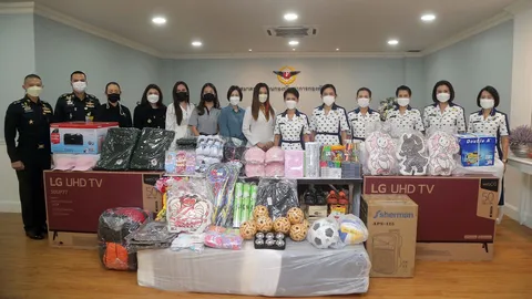 สมาคมแม่บ้านกองบัญชาการกองทัพไทยรับมอบสิ่งของนำช่วย นร.ขาดแคลน