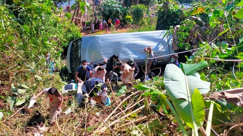 รถตู้นักท่องเที่ยว เบรกแตกพุ่งชนแบริเออร์ ตกเขาที่บ้านทบศอกเจ็บ 6 ราย