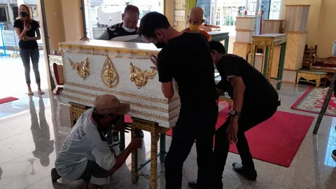 พ่อแม่รับศพน้องฟ้าใสไปตั้งศพที่วัด และพิธีเชิญวิญญาณที่ริมคลองลัดโพธิ์