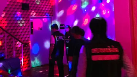 บุกจับร้านคาราโอเกะเชียงใหม่ ดื้อคำสั่งคุมโควิด ปิดประตูตบตาเจ้าหน้าที่