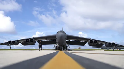 บี-52 ตำนานบอมบ์เบอร์รุ่นปู่ นักรบผู้ข้ามยุคสมัย ที่ยากจะหาอะไรมาทดแทน