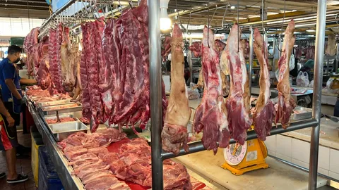 พ่อค้าหมูภูเก็ตโอดขายได้น้อย คนหันไปกินอย่างอื่น คาดตรุษจีน กก.ละ 300