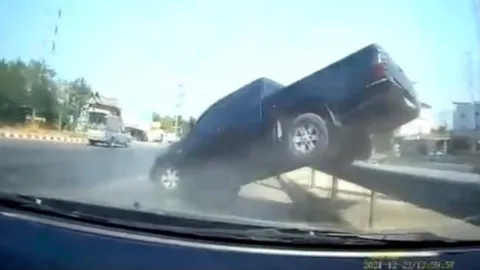 นาทีกระบะตัดหน้า รถมาทางตรงยอมชน จนคู่กรณีพลิกคว่ำ (คลิป)