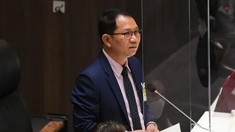 ก้าวไกล ถามปมค่าแรงขั้นต่ำกลางสภา เหน็บ ประชาชนไม่ได้อยู่บ้านหลวงน้ำ-ไฟฟรี