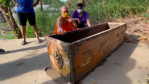 เหลี่ยมๆ ลอยน้ำมาพาผวา ชาวบ้านเจอโลงลอยในแม่น้ำป่าสัก คาดเก่ากว่า 20 ปี (คลิป)