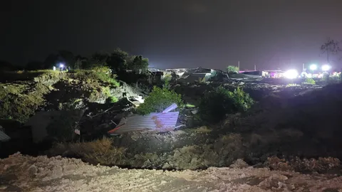 ระทึก ดินทรุดตัว-สไลด์ลงคลอง ลึกกว่า 10 ม. ดึงบ้านถล่มราบกว่า 20 หลัง (คลิป)