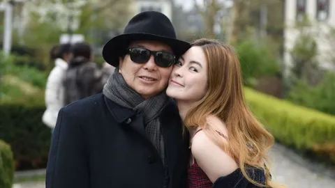 เอวา หกฉากฯ พาปู่เดินห้าง ควักกระเป๋าซื้อของขวัญให้หลานสาวหมดเป็นล้าน 