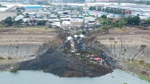 ดินถล่มยับ (คลิป)