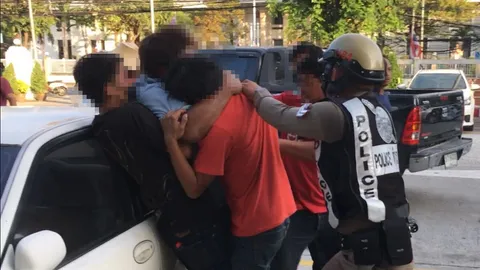 ชายใจเกเร 30 คนสุดเดือด ยกพวกยำอริหน้าโรงพักระยอง ไม่สนตำรวจเข้ามาห้าม (คลิป)