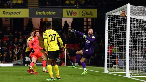 นอริช ซิตี้ บุกถล่ม วัตฟอร์ด 10 คน 3-0 ดิ้นหนีโซนแดง ศึกพรีเมียร์ลีก