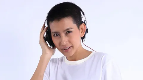 อ้อม สุนิสา โพสต์แล้ว หลัง บิ๊กตู่ ร้องเพลง อย่ายอมแพ้ กลางวงประชุม