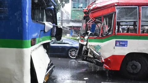 ฝนตกถนนลื่น รถเมล์ชนกัน สาย 45 พุ่งอัดท้าย ปอ.สาย 22 ผู้โดยสารเจ็บระนาว
