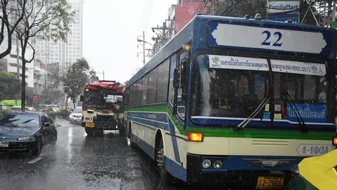 พิษฝนหลงฤดู รถเมล์ สาย 45 เสยท้าย ปอ.22 บาดเจ็บ 10 ราย
