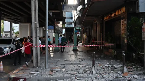 คืบหน้าผนังปูนอาคารร่วง มีเจ็บ 5 ราย สนง.เขตยันเร่งเลาะแผ่นกระเบื้องออก