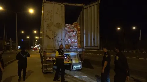 จนท.มุกดาหารสกัดรถขนหมูเถื่อน 21 ตันมูลค่า 5 ล้าน มาจากประเทศเพื่อนบ้าน