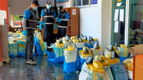 เชียงรายล่ารถหลบด่าน ตรวจค้นพบยาบ้า 8 ล้านเม็ด อีกจุดยึดไอซ์ 100 กิโล