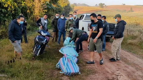 สะกดรอยตามหนุ่มอาข่า ซิ่งจยย.ขนไอซ์ 100 กิโล จับกลางไร่สับปะรด