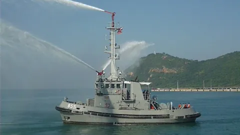 ทร. ส่ง 3 เรือหลวงสนับสนุนขจัดคราบน้ำมัน กรณีเรืออับปางกลางอ่าวไทย