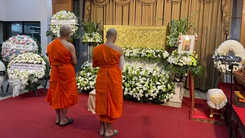 ส.ต.ต. ร่วมฟังสวดศพ "หมอกระต่าย" ครอบครัวจุดเค้กวางหน้าโลงน้ำตาท่วม