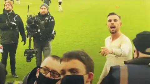 "เฮนเดอร์สัน" โวยแหลก แจกเสื้อแฟนบอลลิเวอร์พูล จู่ๆ โดนอีกคนแย่งไปเฉย (คลิป)