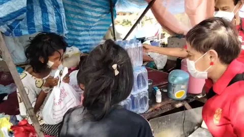 เศรษฐินีเมืองคอน ช่วยแม่พิการลูก 3 ขวบ สร้างบ้านใหม่ให้อยู่แทนเพิงพังๆ (คลิป)