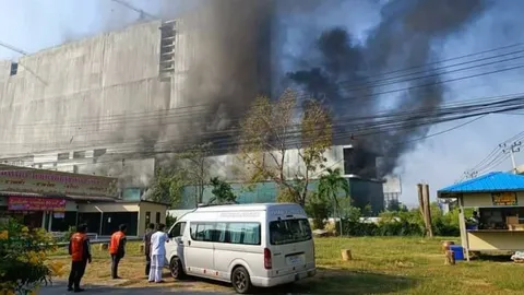 ไฟไหม้อาคารก่อสร้างโรงพยาบาล ย่านรามคำแหง มีคนงานติดค้างจำนวนมาก