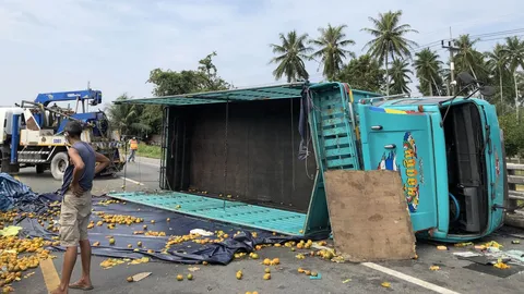 สิบล้อหลับในชนราวสะพานแม่เปี๊ยะคว่ำ เทกระจาดส้มสายน้ำผึ้ง 15 ตันเกลื่อน