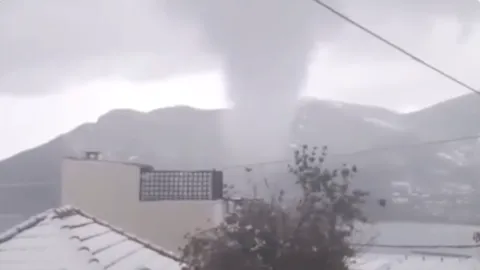 เกิดปรากฏการณ์"สโนว์นาโด"สุดหายาก เมื่อสภาพอากาศแปรปรวนหนักที่กรีซ (ชมคลิป)