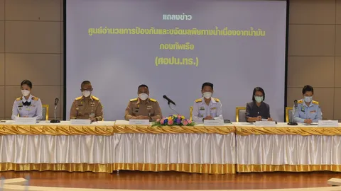 ทร. เร่งขจัดคราบน้ำมันระยอง โปรยสารเคมี ทุ่นลอบกัก คาด 5 วันคลี่คลาย