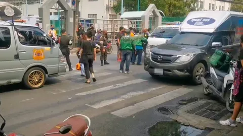 อีกแล้ว จยย. ชนคนข้ามถนน ทางม้าลาย เจ็บ 2 หลัง ม.รามฯ