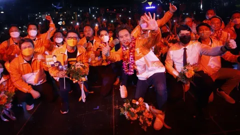 ก้าวไกล ปราศรัย ไม่เอานายกฯ คนนอก "เพชร กรุณพล" ยัน พร้อมลุกสู้เผด็จการ