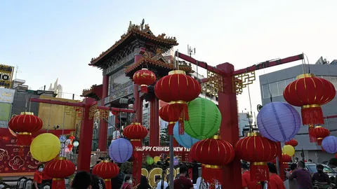 โคมไฟ-ตรุษจีนพระราชทาน ประดับเหนือซุ้มประตูฯ ปีขาลเบิกบานสำราญใจ