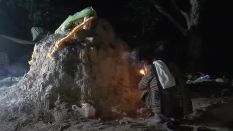 เลขเด็ดจอมปลวกรูปเจดีย์ จุดธูปทำพิธี เห็น "เลขเด็ด" ชัด 3 ตัว (คลิป)