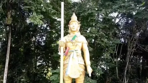 จงอาง 3.5 เมตร ซุกใต้ฐานพระวิษณุกรรม คอหวยแกะ "เลขเด็ด" เสี่ยงโชค (คลิป)