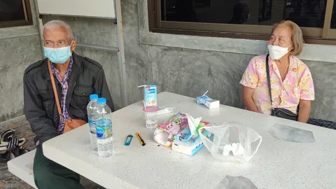 พ่อแม่เยี่ยมเสี่ยแดง มือยิง 4 ศพจันทบุรี หาข้าวมาให้ ก่อนเข้าเรือนจำ