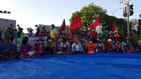 "พีมูฟ" ยังขอปักหลักหน้าทำเนียบฟังผลการแก้ไขปัญหาของ ครม. ต่ออังคารหน้า