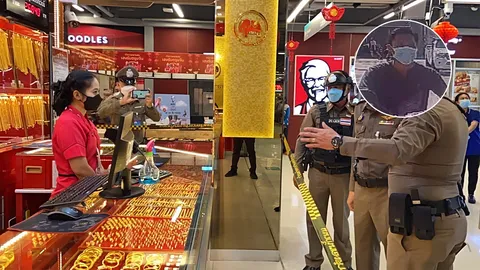 โจรบุกเดี่ยวชิงทอง 7 บาท ห้างดังพนัสนิคม ก่อนขี่จยย.หลบหนีลอยนวล (คลิป)