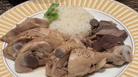 ข้าวมันไก่ ครัวเชฟหมู by Table x