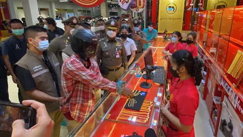 รวบแล้ว โจรชิงทอง 7 บาท โลตัสพนัสนิคม อ้างติดหนี้พนันบอลออนไลน์