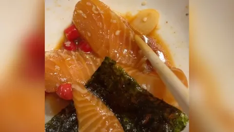 สยอง สาวสั่งแซลมอนดองเจ้าประจำ กินไปหลายคำเจอหนอนปนกับงาขาว