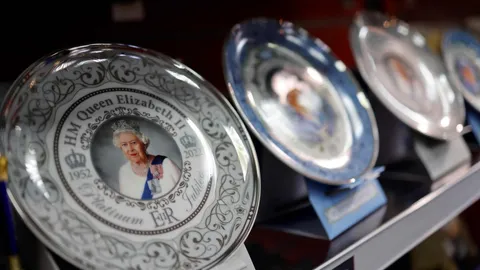 ปรู๊ฟพลาด ของที่ระลึกฉลองครองราชย์ 70 ปี ควีนเอลิซาเบธที่ 2 สะกดคำผิด