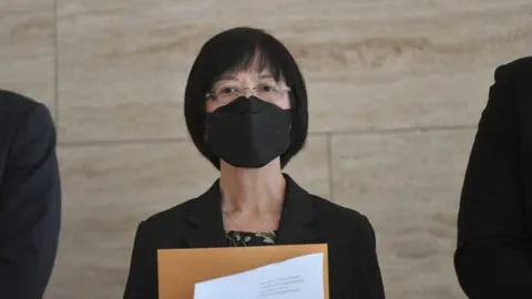 “แม่หมอกระต่าย” น้ำตาคลอ ยื่น กมธ.การกฎหมาย สอบรายละเอียดการดำเนินคดีกับตำรวจ