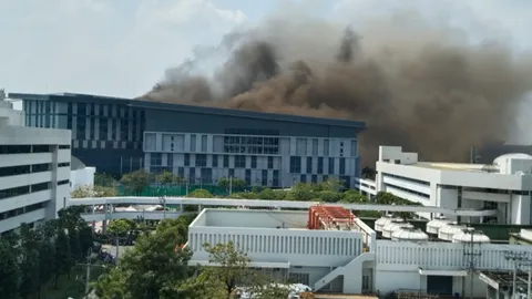 ไฟไหม้สนามฟุตซอลหญ้าเทียม กสท.กลางเที่ยง ได้สปริงเกอร์ช่วยดับ