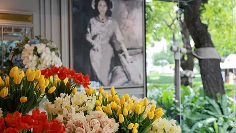 สานต่อนิทรรศการงานศิลปะและดอกไม้ “ART & FLORAL POP–UP”