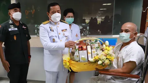 ในหลวง-ราชินี พระราชทานดอกไม้และสิ่งของแก่ ตชด. ที่ได้รับบาดเจ็บ อ.จะนะ